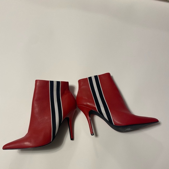 Steve Madden Shoes - NWOT Steve Madden heeled red boots 8.5